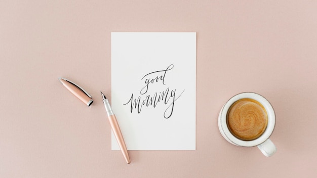 Mockup di carta bianca da una tazza di caffè su un tavolo rosa