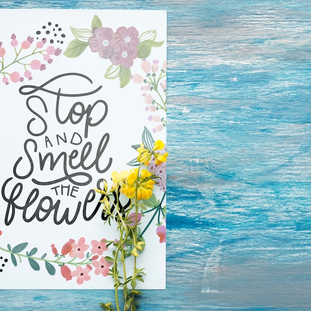 Mockup di carta con decorazione floreale