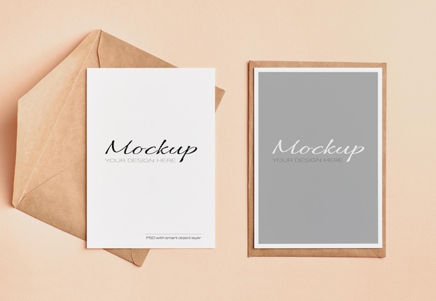 Mockup di carta di invito matrimonio elegante su carta di colore beige