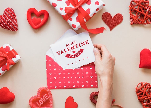 Mockup di carta di San Valentino con composizione di oggetti