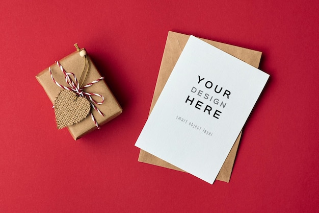 Mockup di carta di San Valentino con scatola regalo decorata a cuore