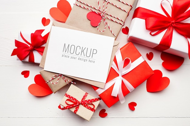 Mockup di carta di San Valentino con scatole regalo e cuori di carta rossa