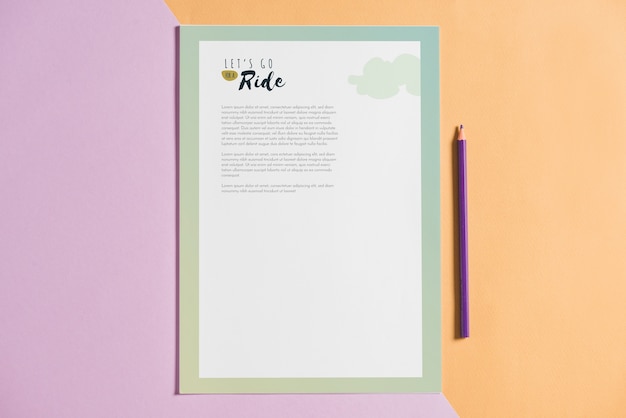 Mockup di carta intestata accanto alla penna