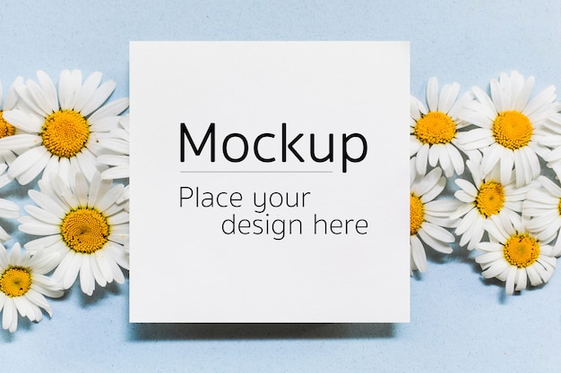 Mockup di carta nota vuota con fiori di camomilla