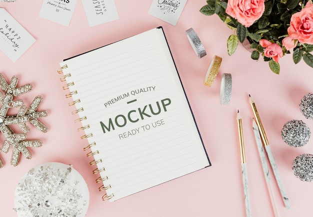 Mockup di carta per blocchi di appunti da ragazza vista aerea