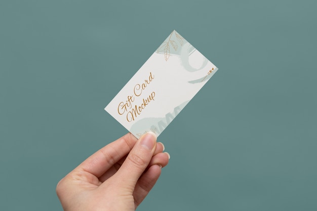 Mockup di carta regalo con mano