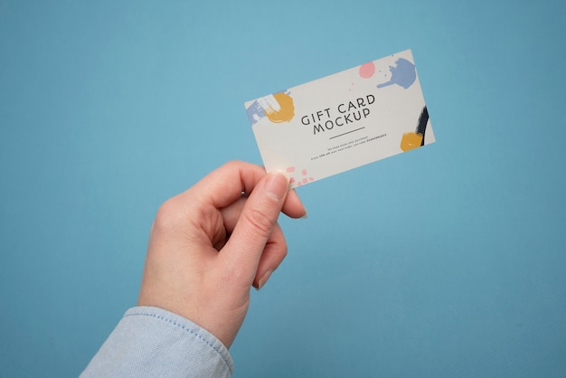 Mockup di carta regalo con mano