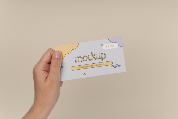 Mockup di carta regalo con mano