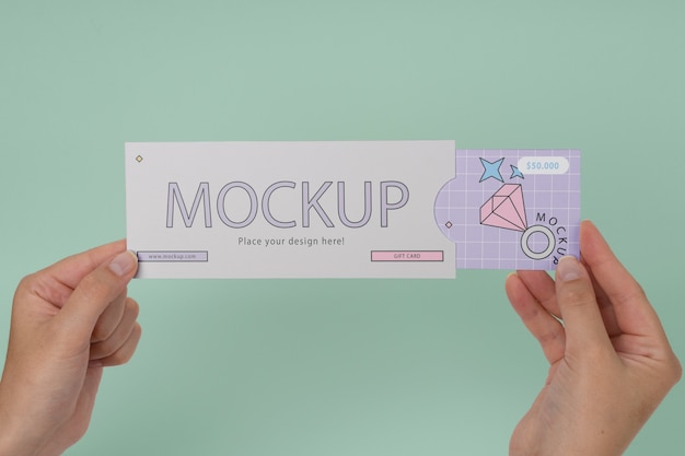 Mockup di carta regalo con mano