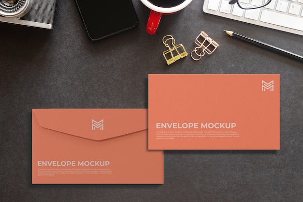 Mockup di carta rossa a busta realistica