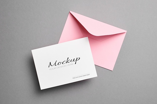 Mockup di carta stazionaria minimale con busta rosa