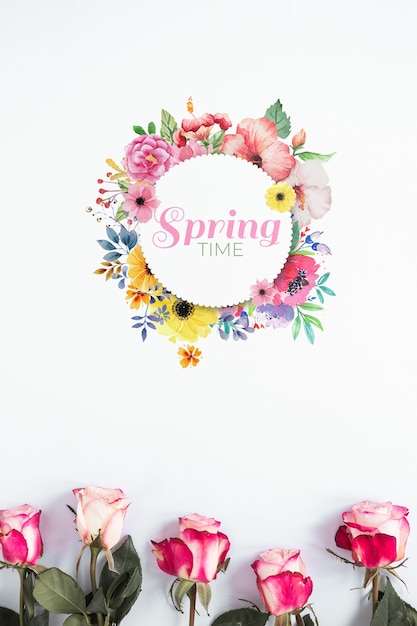 Mockup di carte piatte e rotonde per la primavera