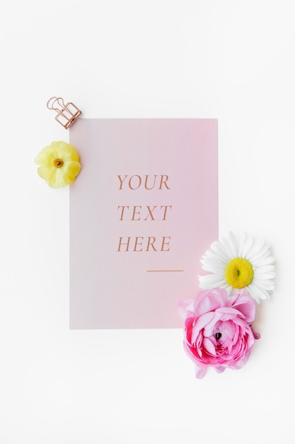 Mockup di carte rosa con decorazioni floreali