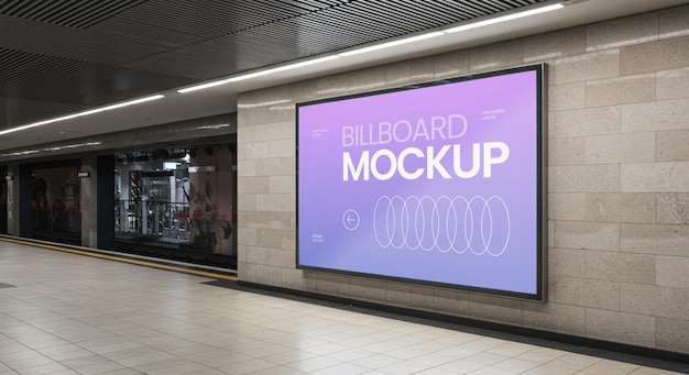 Mockup di cartellone illuminato incorniciato nella stazione della metropolitana con vista ad angolo sinistro e parete a consistenza di mattoni