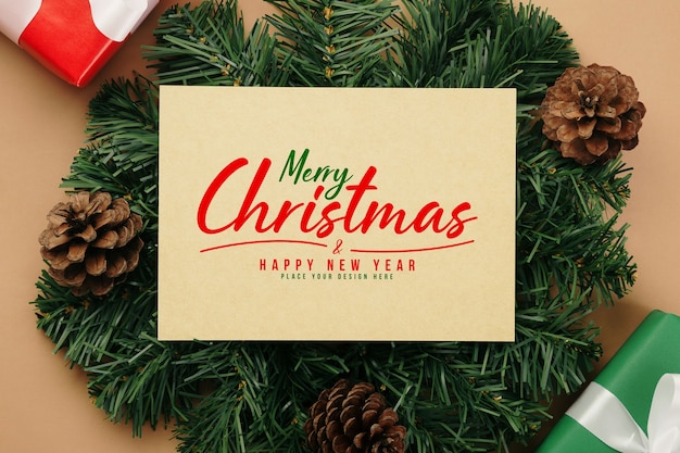 Mockup di cartolina d'auguri di carta kraft di buon Natale