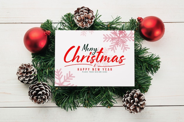 Mockup di cartolina d'auguri di carta kraft di buon Natale