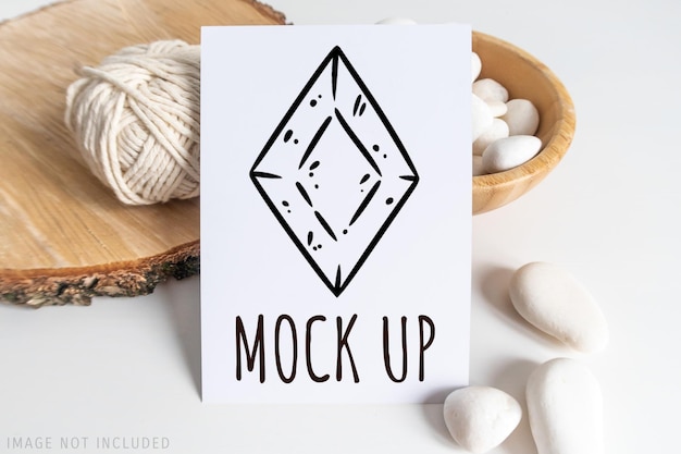 Mockup di cartolina verticale Boho con filato bianco