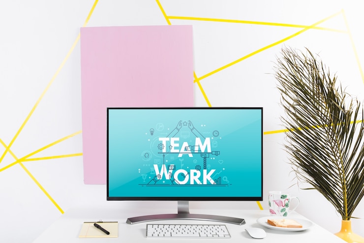 PSD mockup di computer sulla scrivania