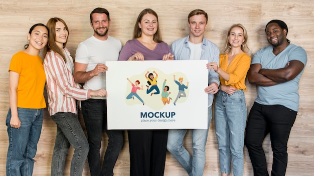 Mockup di comunità con un gruppo di persone in possesso di un modello di banner