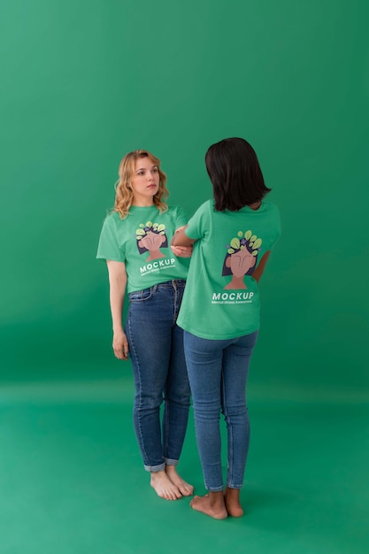 Mockup di consapevolezza dell'abbigliamento di giovani donne