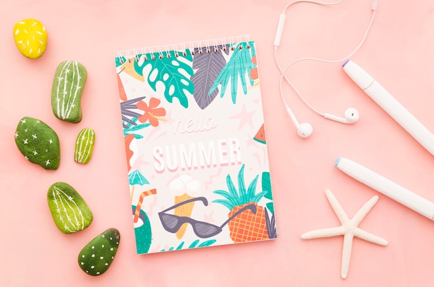 Mockup di copertina piatta blocco note per concetti estivi