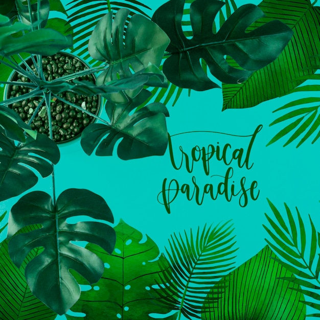 Mockup di copyspace piatto laici con foglie tropicali