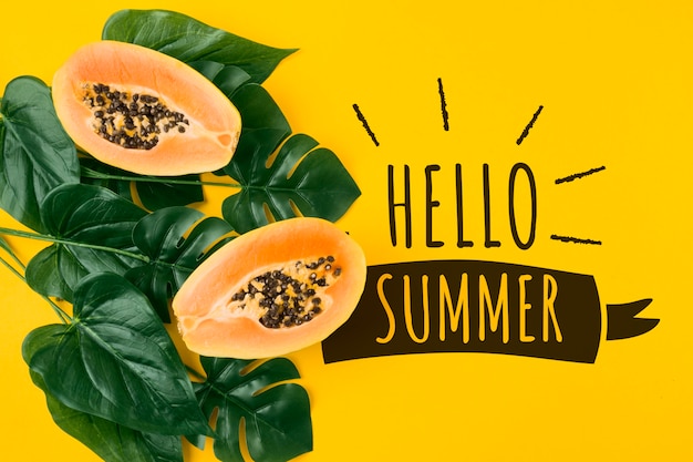 Mockup di copyspace piatto laici con foglie tropicali