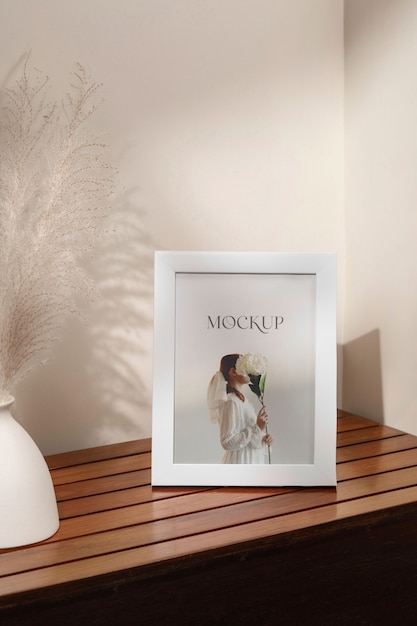 Mockup di cornice bianca tavolozza marrone