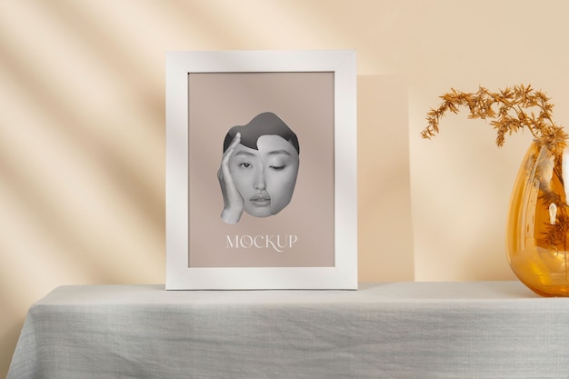 Mockup di cornice bianca tavolozza marrone