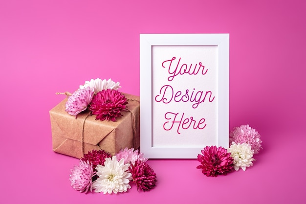 Mockup di cornice con confezione regalo in stile eco zero rifiuti e fiori