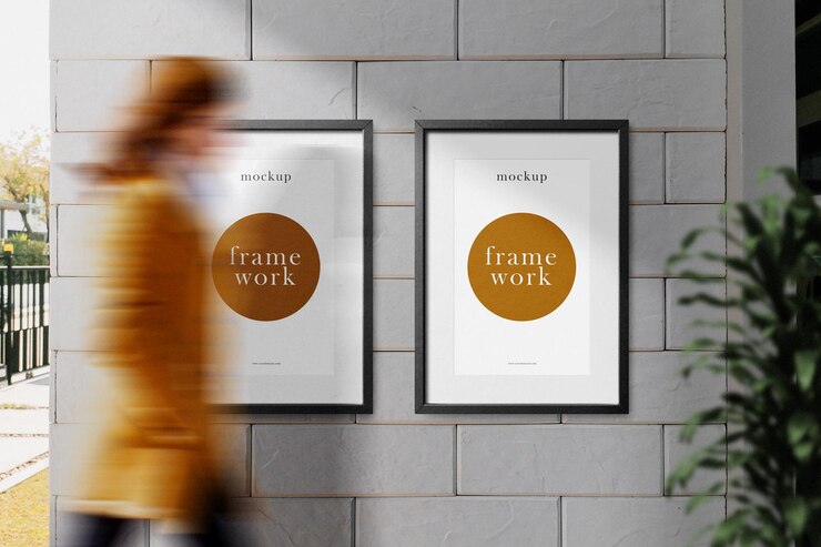 Mockup di cornice minima pulita sul muro con persone che camminano e file PSD di sfondo della pianta