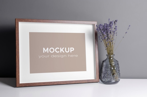 Mockup di cornice per foto con fiori di lavanda in vaso