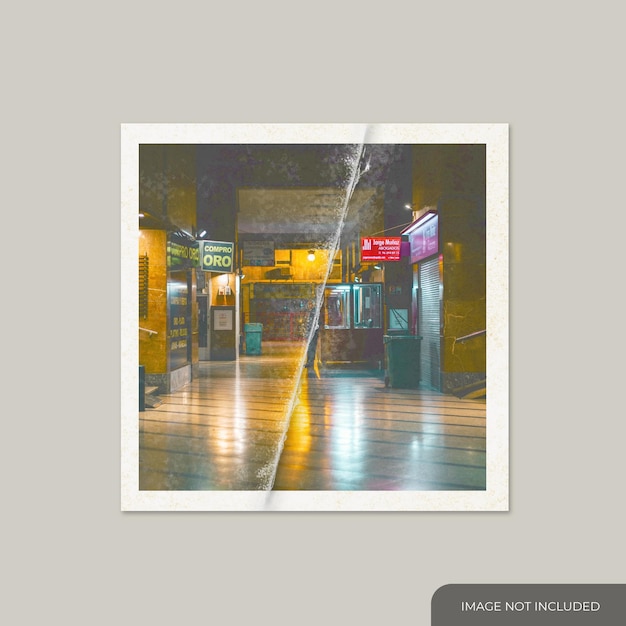 Mockup di cornice per foto istantanea vecchia sbucciata