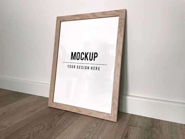 Mockup di cornice per poster. Mock-up di foto con cornice in legno. Modello di cornice vuota. Cornice per galleria in legno di quercia