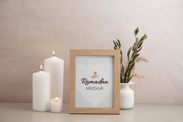 Mockup di cornice piatta con candela, dolci e foglie