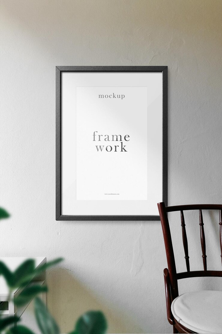 Mockup di cornice pulita e minimale su parete bianca con sedia e sfondo di foglie. File PSD.