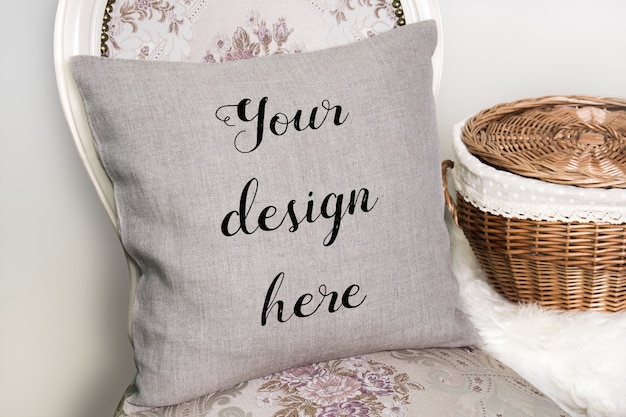 Mockup di cuscino di lino, cuscino su una sedia
