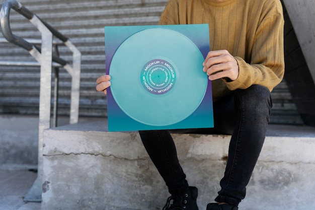 Mockup di dischi in vinile tenuto in mano