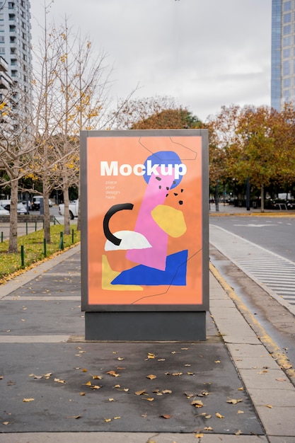 Mockup di display esterno pubblicitario