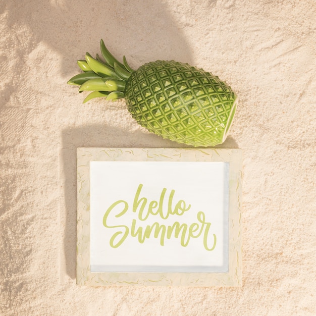 Mockup di estate con un ananas