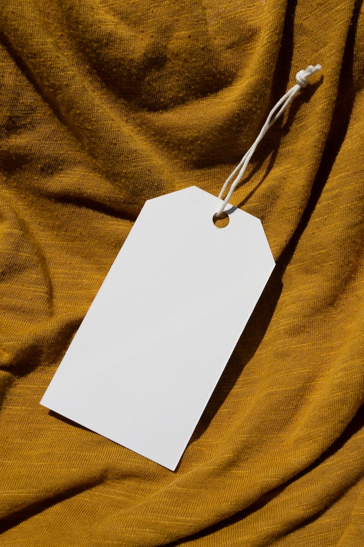 PSD mockup di etichetta per appendere l'indumento