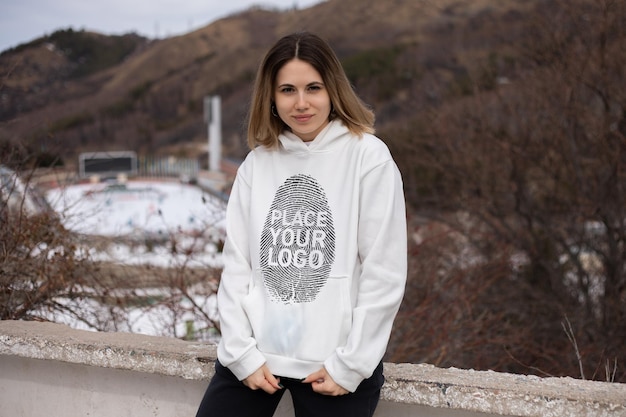 Mockup di felpa con cappuccio da ragazza