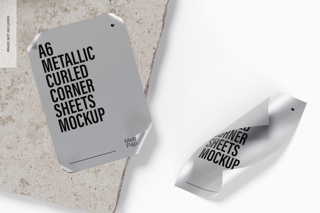 Mockup di fogli d'angolo arricciati verticali metallici A6, sul podio