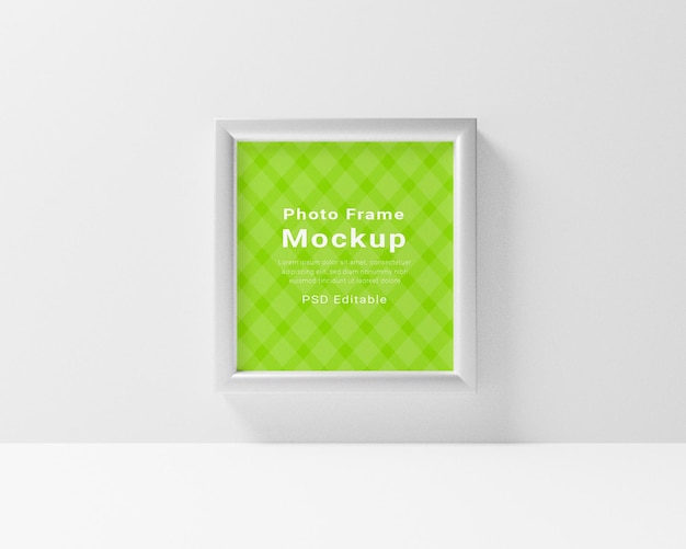 Mockup di fotogramma quadrato bianco sulla parete bianca