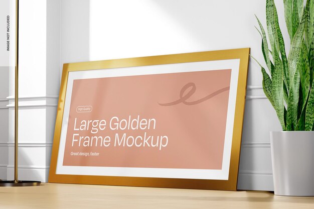 Mockup di grande cornice dorata appoggiato
