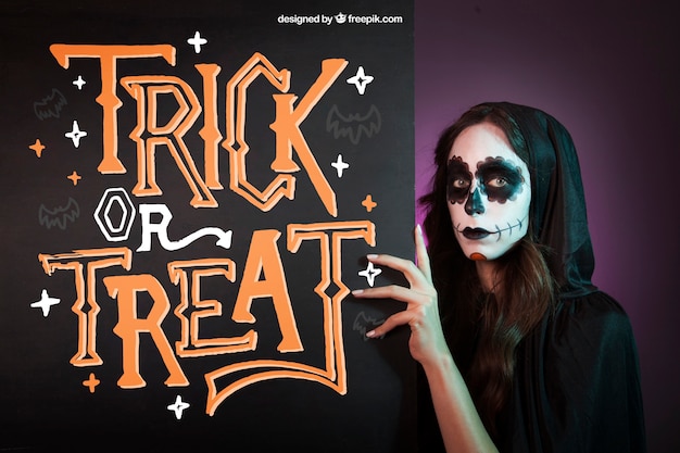 Mockup di Halloween con la ragazza dietro la lavagna