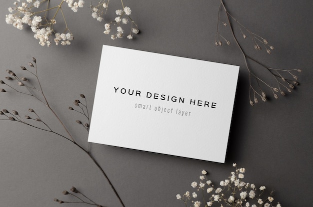 Mockup di invito a nozze o biglietto di auguri con ramoscelli di fiori secchi