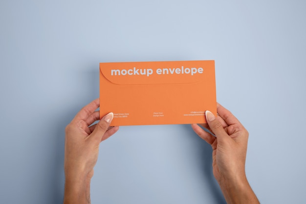 Mockup di invito con mano