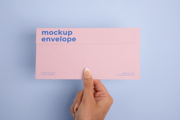 Mockup di invito con mano