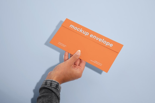 Mockup di invito con mano